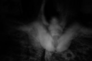 Envol de nuit. Photographie noir et blanc, Arles 2017, technique de Blind Painting, Cédric Poulain.